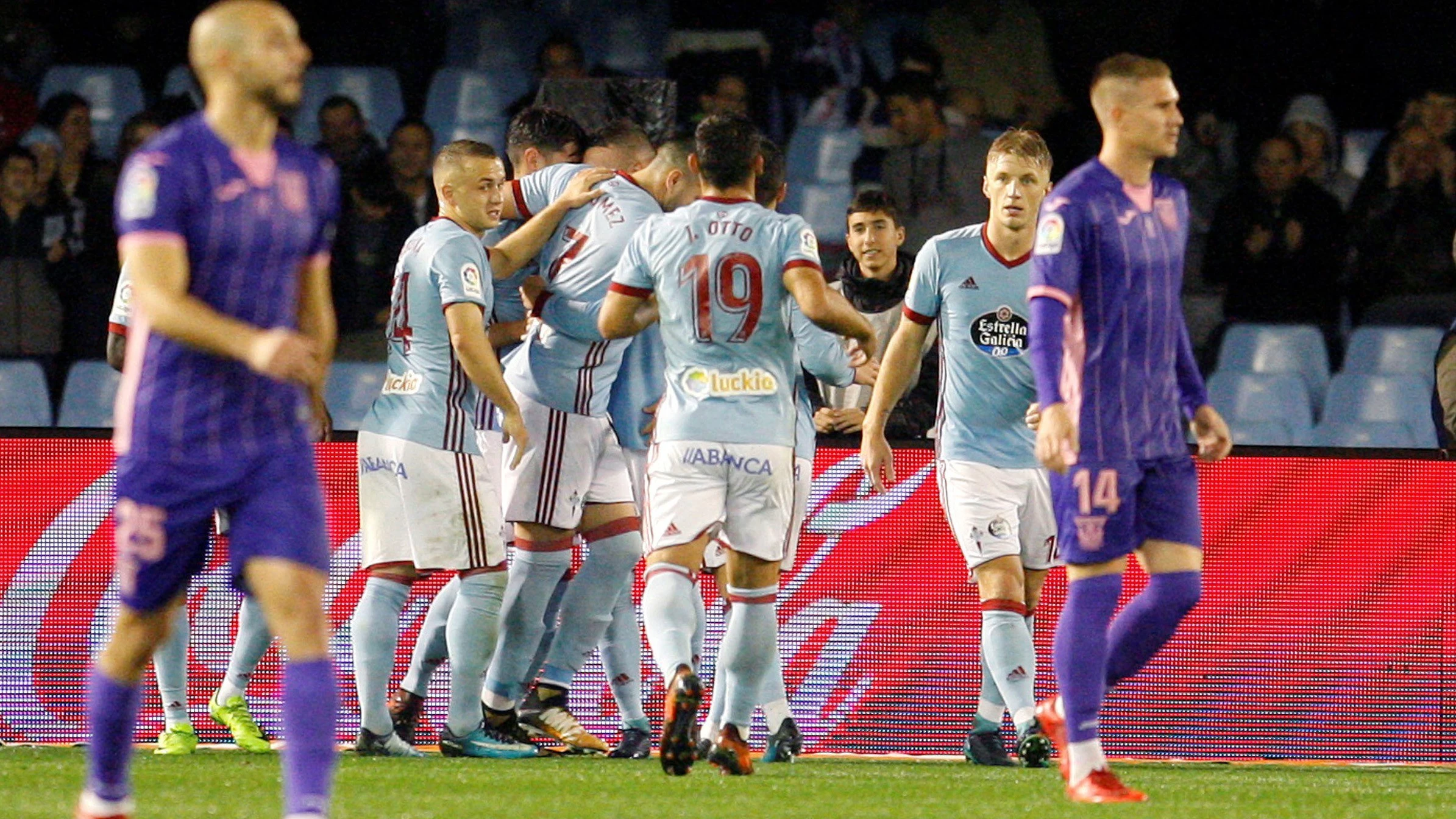 Los jugadores del Celta celebran un gol