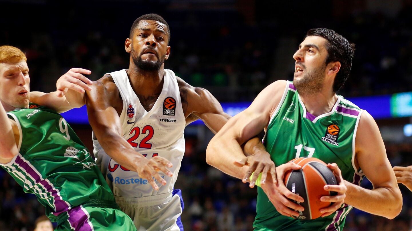 Shermadini penetra a canasta ante la defensa del CSKA