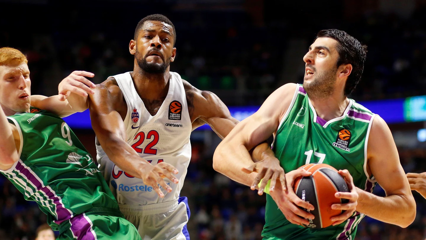 Shermadini penetra a canasta ante la defensa del CSKA Shermadini penetra a canasta ante la defensa del CSKA