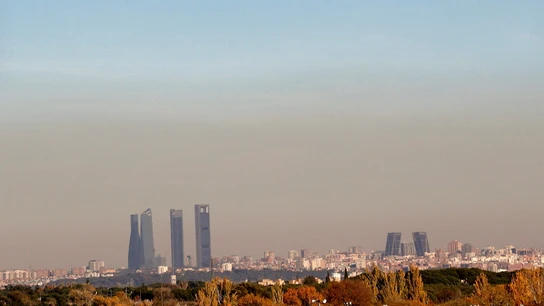 Vista de una capa de contaminación cubriendo la ciudad de Madrid Vista de una capa de contaminación cubriendo la ciudad de Madrid