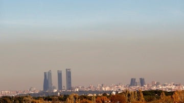 Vista de una capa de contaminación cubriendo la ciudad de Madrid