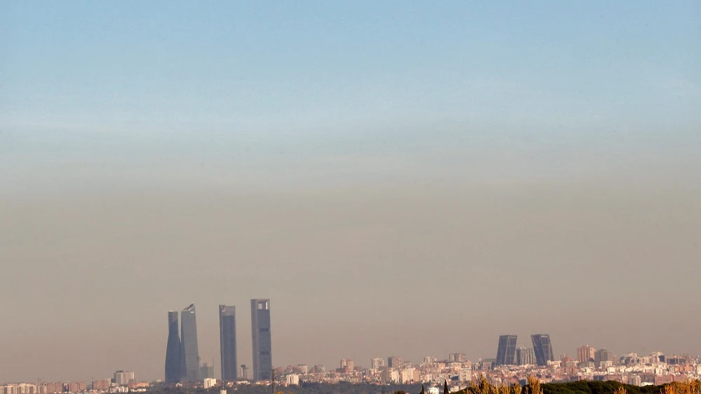 Vista de una capa de contaminación cubriendo la ciudad de Madrid