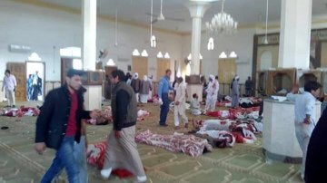 Varias personas permanecen junto a cuerpos sin vida en el interior una mezquita