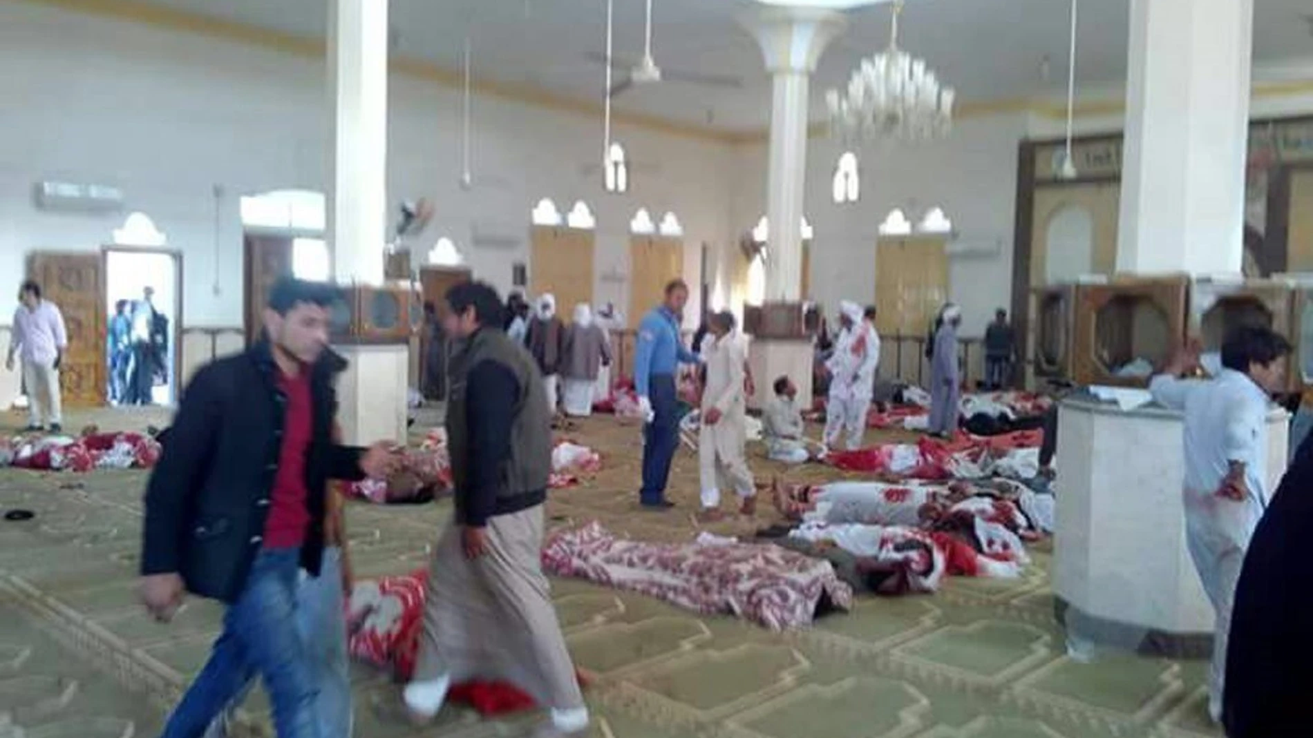 Varias personas permanecen junto a cuerpos sin vida en el interior una mezquita
