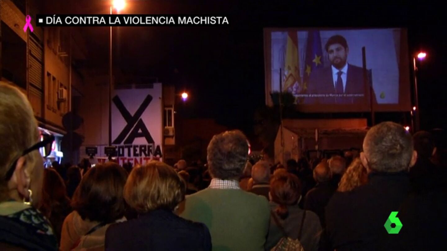 Los vecinos de Murcia siguen en su lucha: as&iacute; fue su noche n&uacute;mero 74 viendo en pantalla gigante laSexta Columna