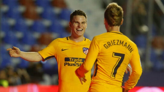 Gameiro celebra un gol con Griezmann