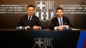 Bartomeu y Messi, en la firma de uno de los contratos del argentino