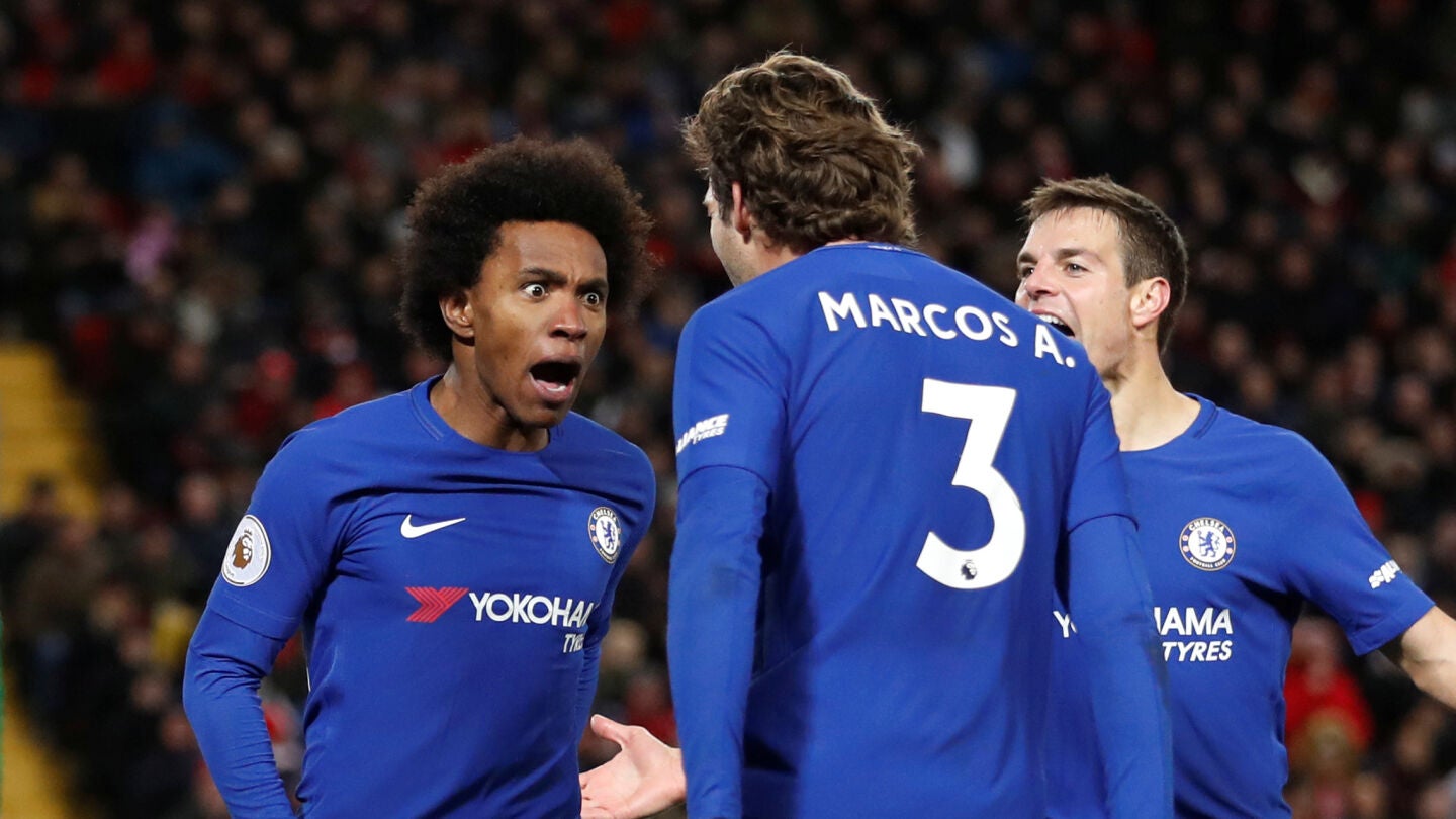 Willian celebra su golazo ante el Liverpool con sus compa&ntilde;eros