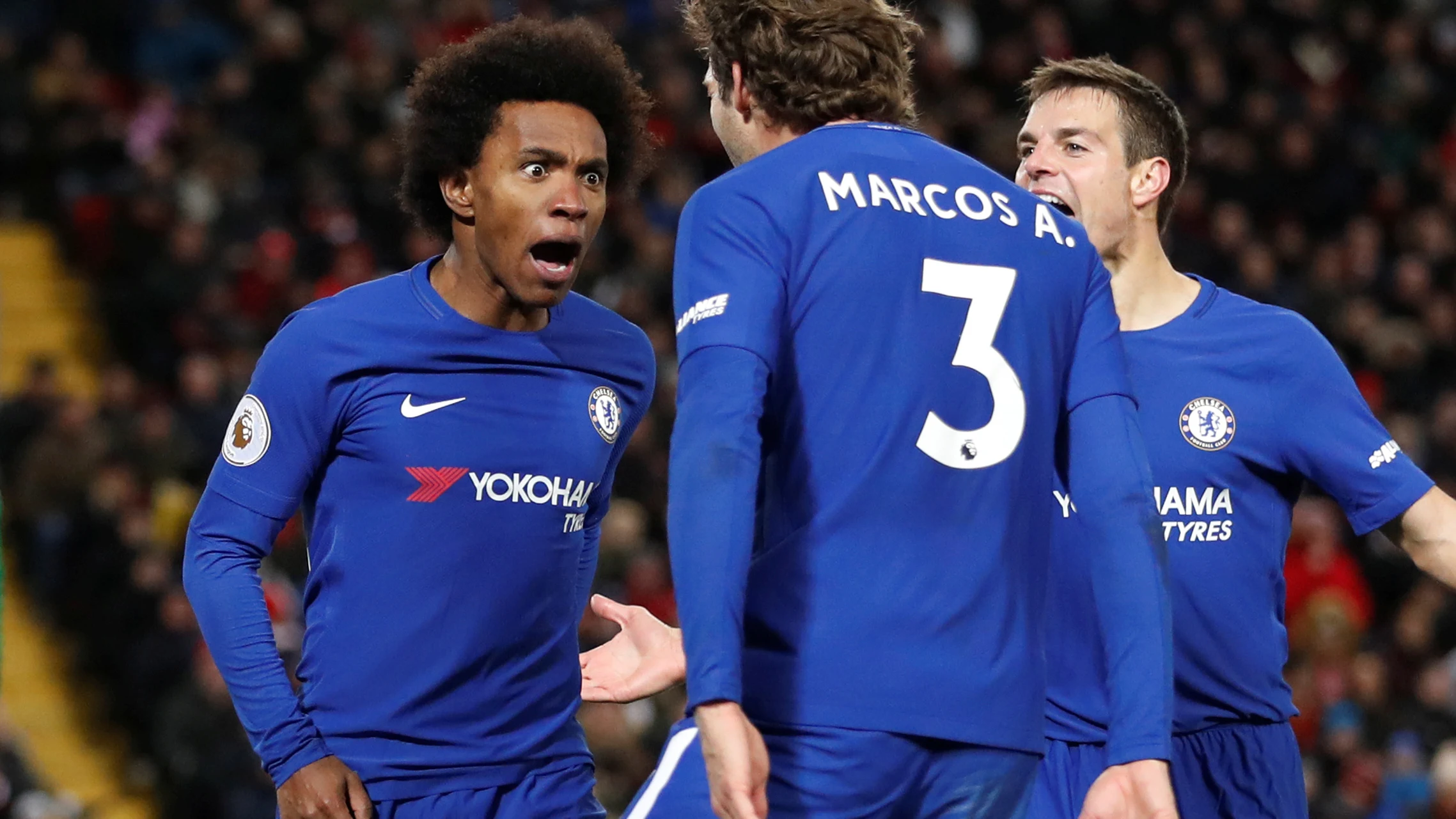 Willian celebra su golazo ante el Liverpool con sus compañeros
