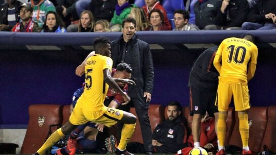 Simeone da instrucciones a sus jugadores durante el Levante - Atl&eacute;tico de Madrid