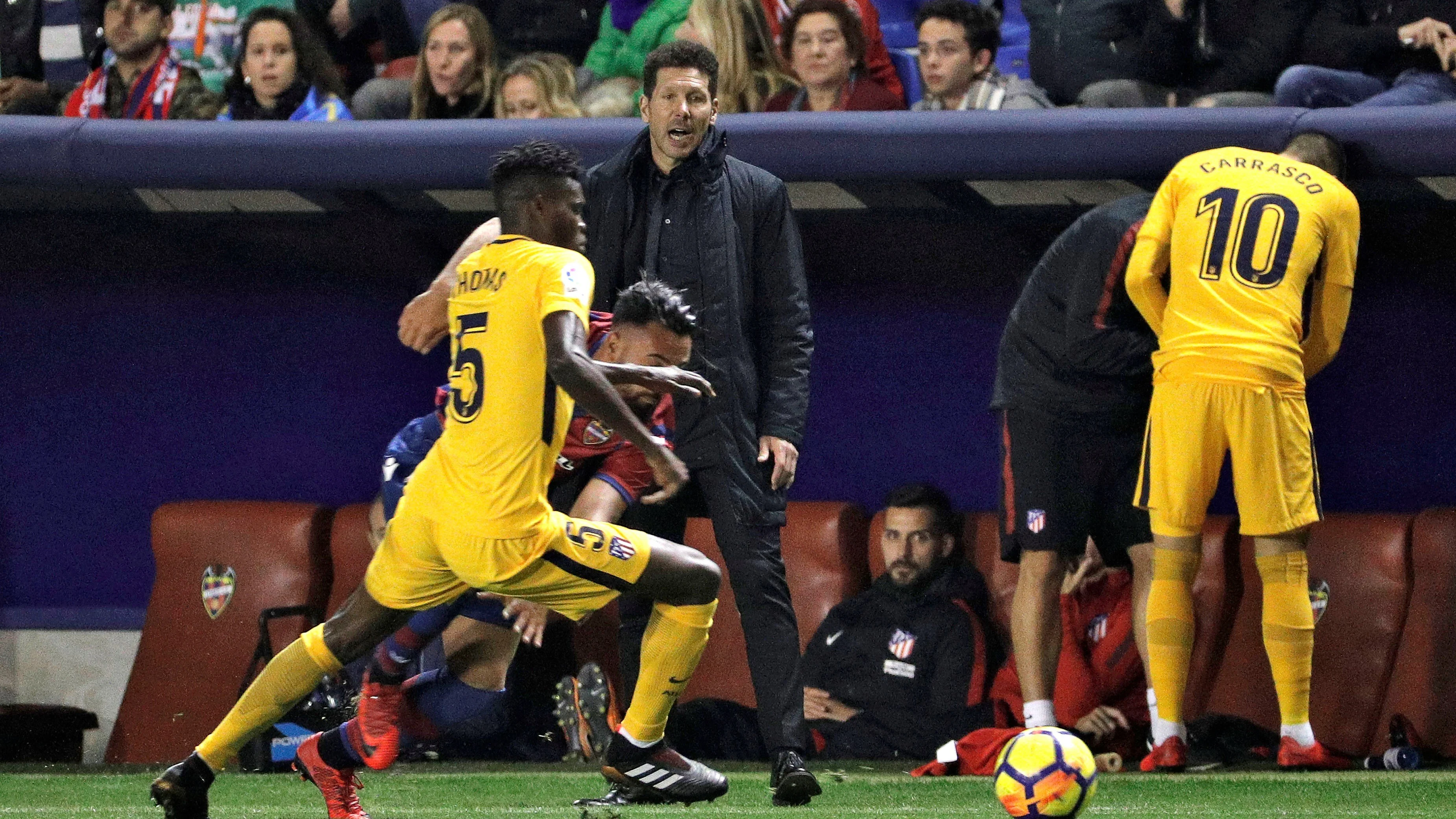 Simeone da instrucciones a sus jugadores durante el Levante - Atlético de Madrid Simeone da instrucciones a sus jugadores durante el Levante - Atlético de Madrid
