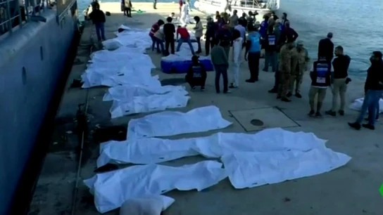 Migrantes muertos en un naufragio frente a las costas libias Migrantes muertos en un naufragio frente a las costas libias