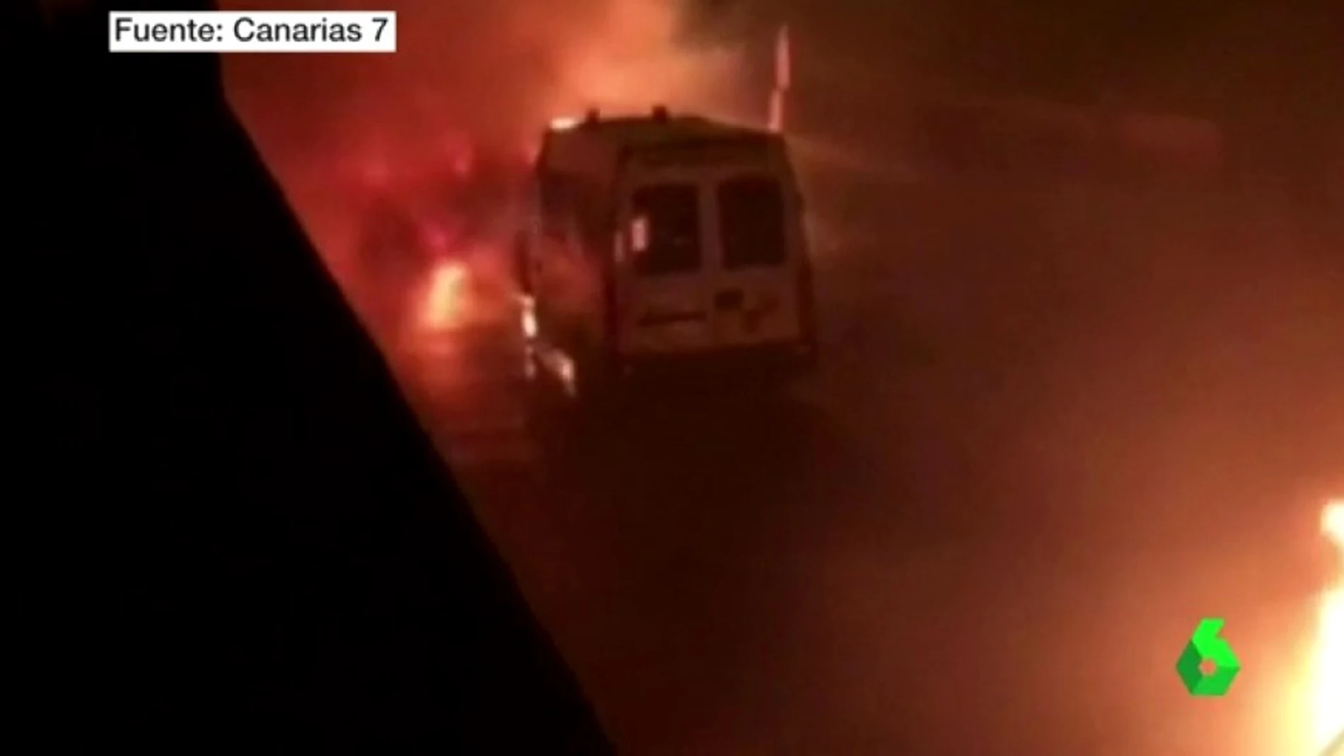 Imagen de una ambulancia ardiendo en Telde