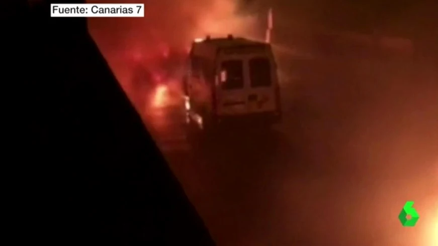 Imagen de una ambulancia ardiendo en Telde