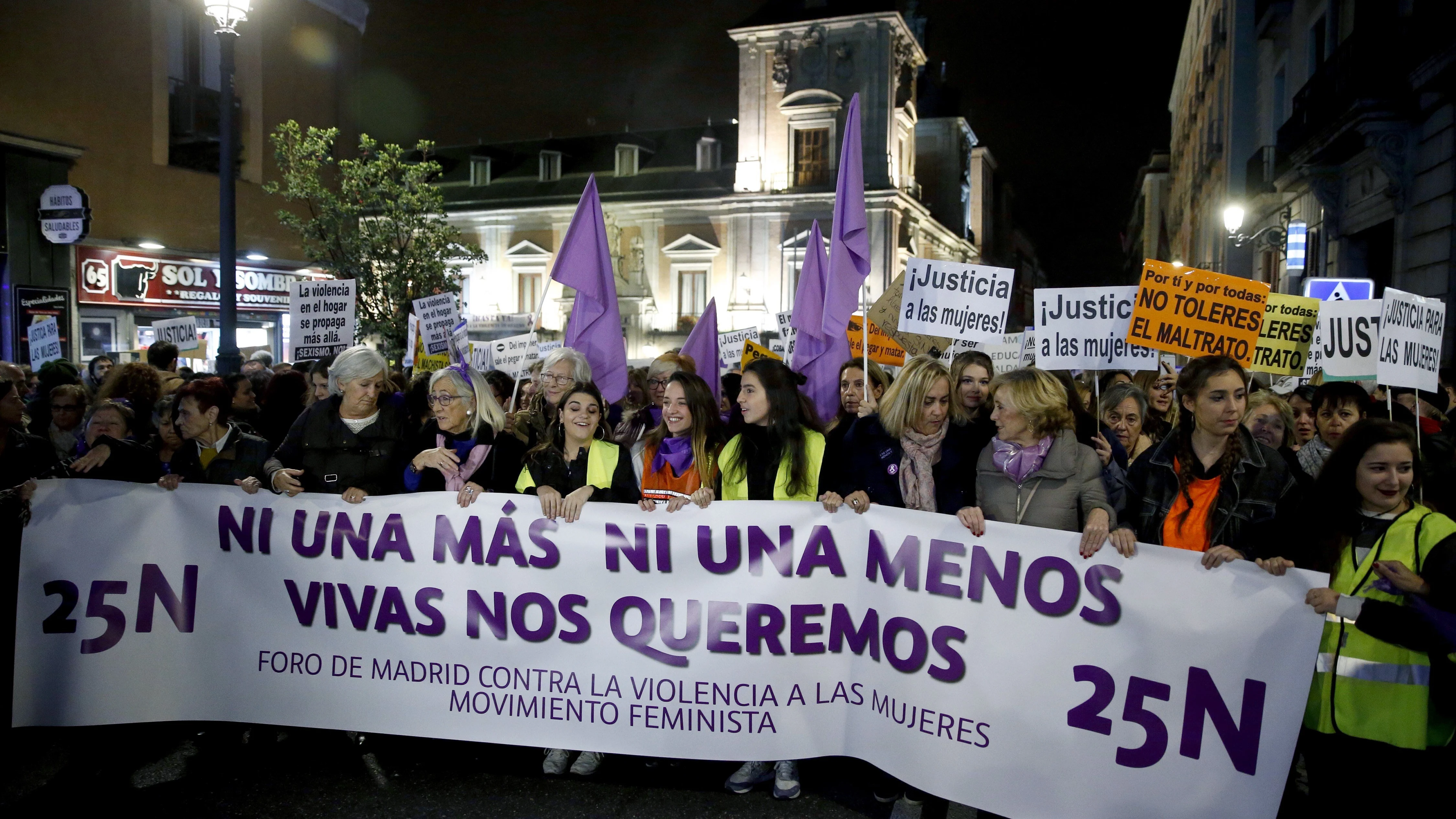 Vista general de la manifestación que ha recorrido el centro de Madrid contra la violencia de género