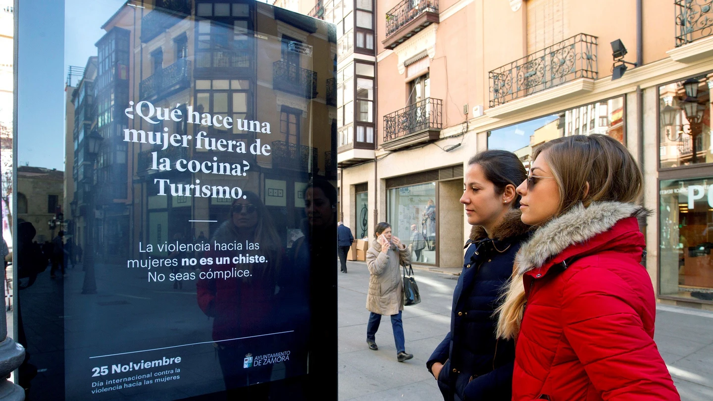 Dos mujeres observan uno de los carteles ubicados por las calles zamoranas de la campaña iniciada por el Ayuntamiento de Zamora Dos mujeres observan uno de los carteles ubicados por las calles zamoranas de la campaña iniciada por el Ayuntamiento de Zamora