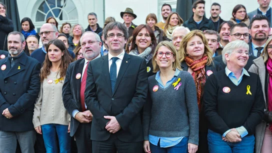 El expresidente de la Generalitat, Carles Puigdemont, posa junto a candidatos de su partido tras una rueda de prensa en Brujas El expresidente de la Generalitat, Carles Puigdemont, posa junto a candidatos de su partido tras una rueda de prensa en Brujas
