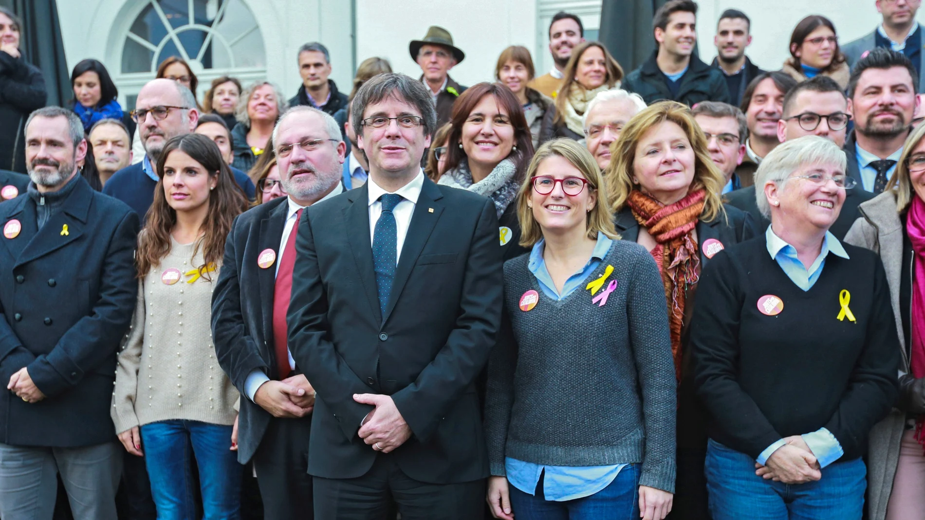 El expresidente de la Generalitat, Carles Puigdemont, posa junto a candidatos de su partido tras una rueda de prensa en Brujas 