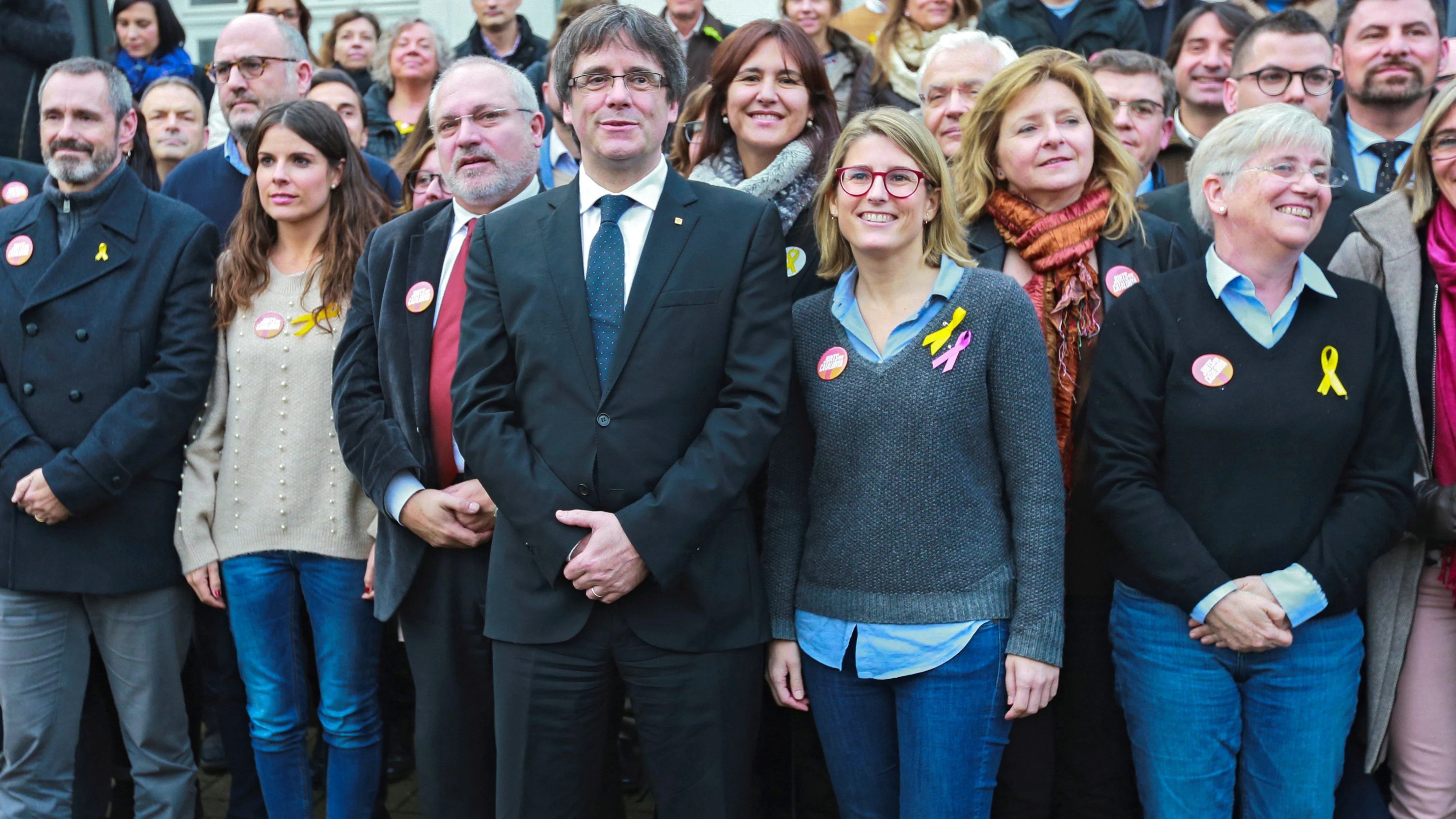 El expresidente de la Generalitat, Carles Puigdemont, posa junto a candidatos de su partido tras una rueda de prensa en Brujas 