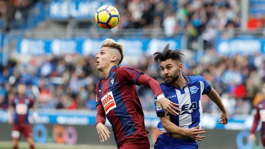 Alejo intenta controlar el balón ante Ugarte Alejo intenta controlar el balón ante Ugarte