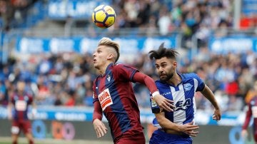 Alejo intenta controlar el balón ante Ugarte