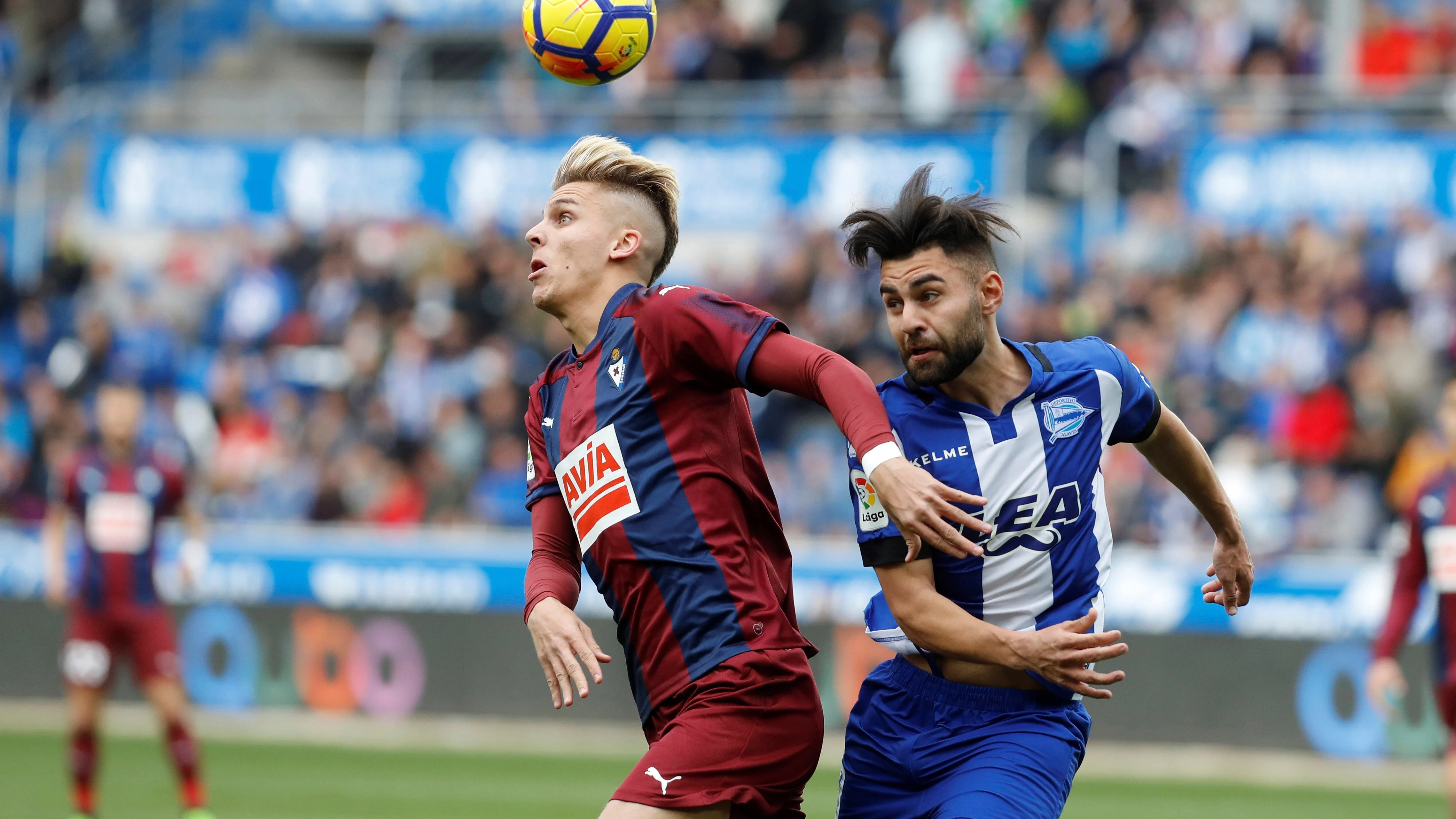 Alejo intenta controlar el balón ante Ugarte