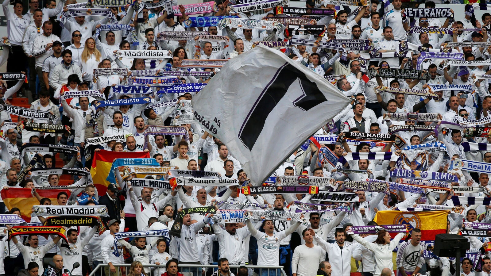 La Grada Fans del Real Madrid, durante el partido contra el M&aacute;laga
