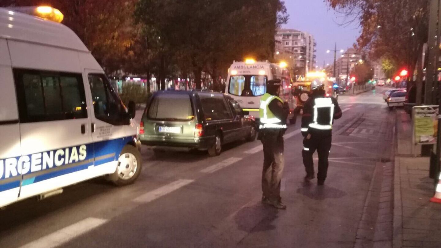 Polic&iacute;a Local y Bomberos trabajan en el lugar del incendio