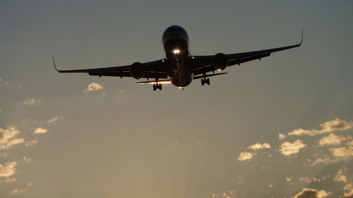 Avi&oacute;n volando