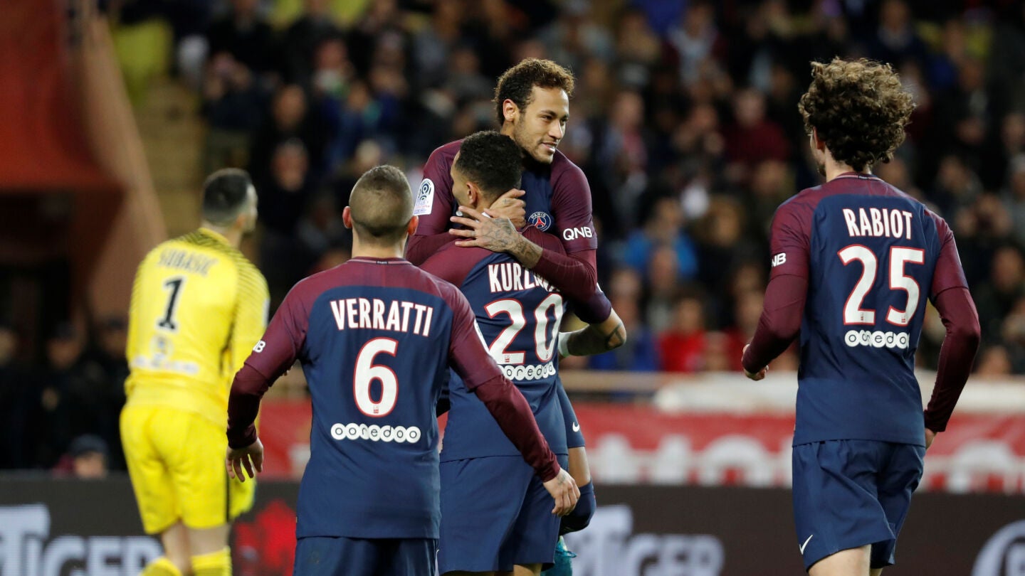 Neymar celebra con sus compa&ntilde;eros su gol ante el M&oacute;naco
