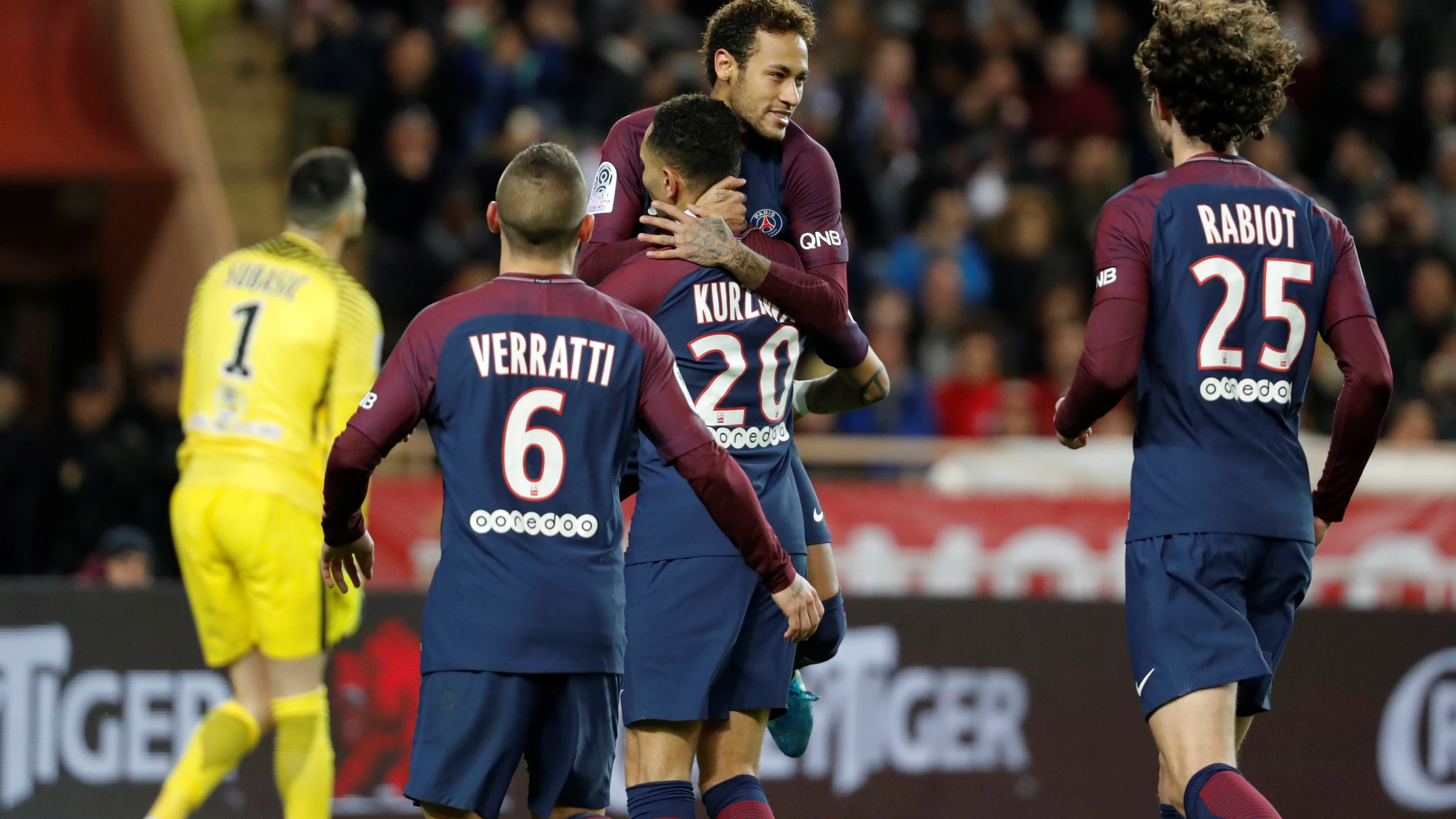 Neymar celebra con sus compañeros su gol ante el Mónaco