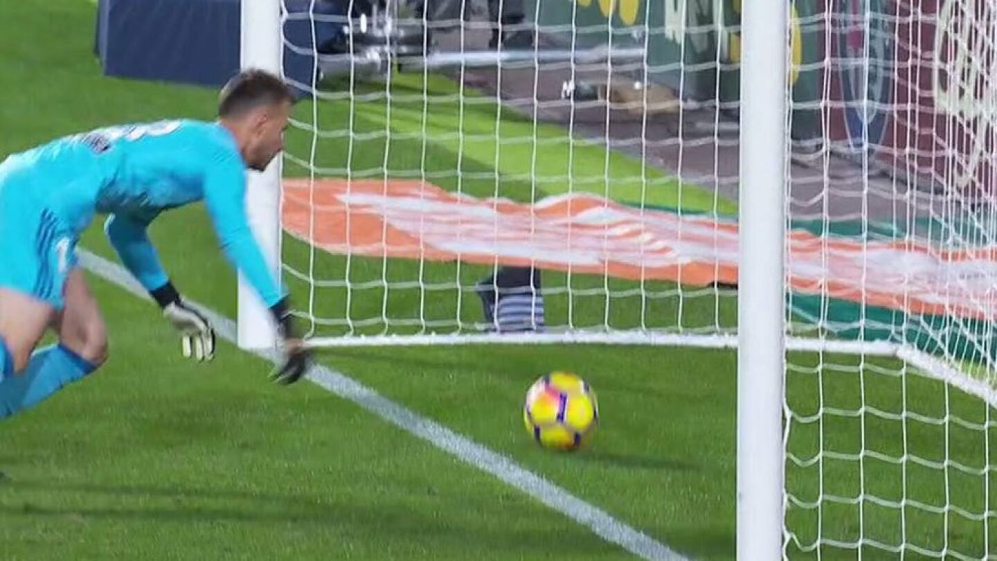 Momento en el que el disparo de Messi entra en la porter&iacute;a del Valencia