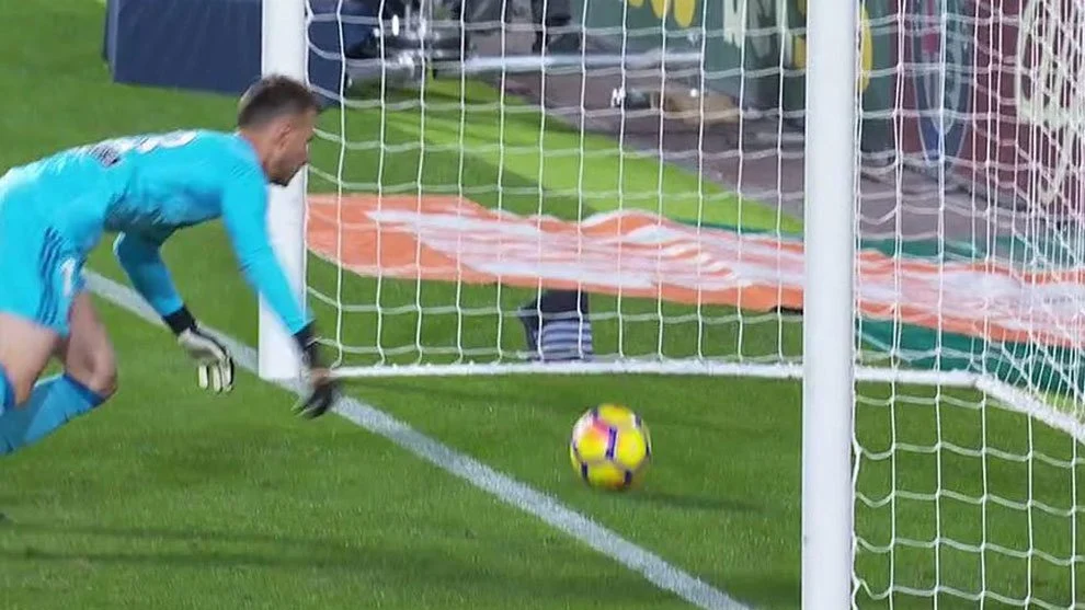 Momento en el que el disparo de Messi entra en la portería del Valencia Momento en el que el disparo de Messi entra en la portería del Valencia