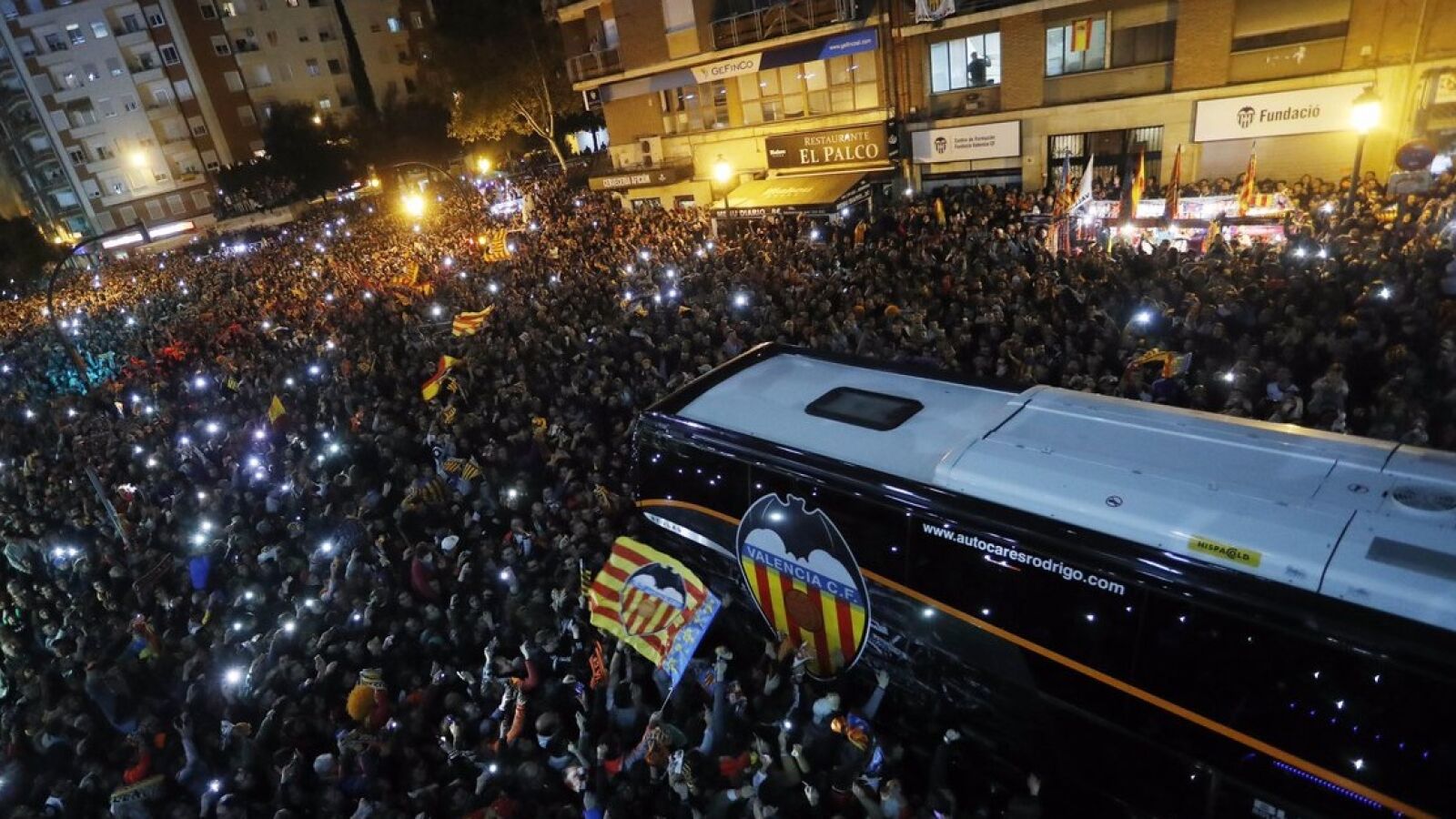 El autob&uacute;s del Valencia llega a Mestalla