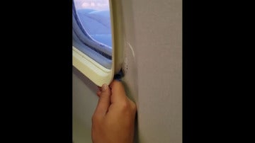 Un pasajero 'abre' la ventanilla de su avión en pleno vuelo
