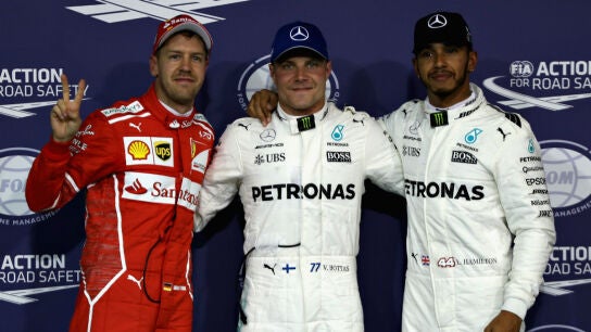 Valtteri Bottas, con Vettel y Hamilton