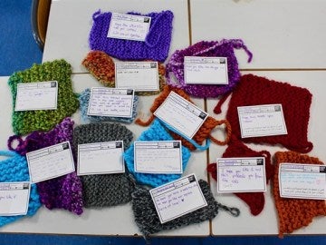 Piezas tejidas por los alumnos del colegio donadas a los Refugiados Piezas tejidas por los alumnos del colegio donadas a los Refugiados