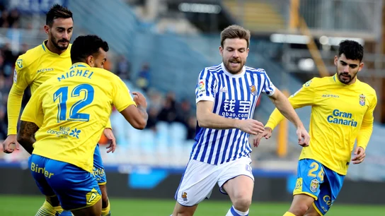 Illarramendi conduce el balón durante el Real Sociedad - Las Palmas Illarramendi conduce el balón durante el Real Sociedad - Las Palmas