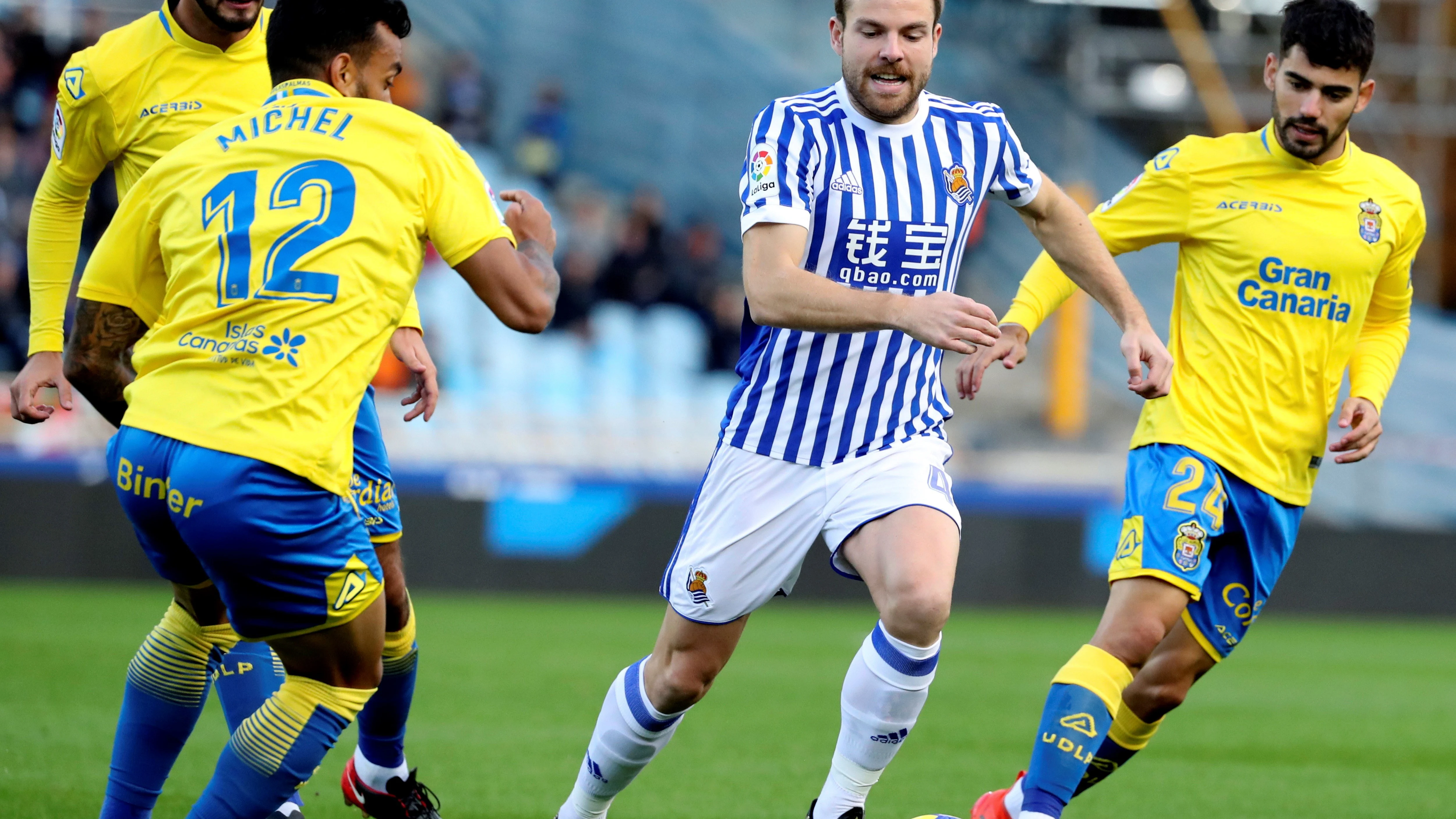 Illarramendi conduce el balón durante el Real Sociedad - Las Palmas