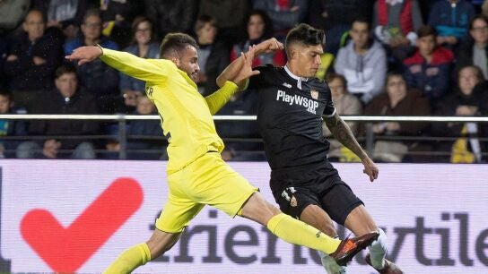 Correa centra ante la oposici&oacute;n de Mario Gaspar