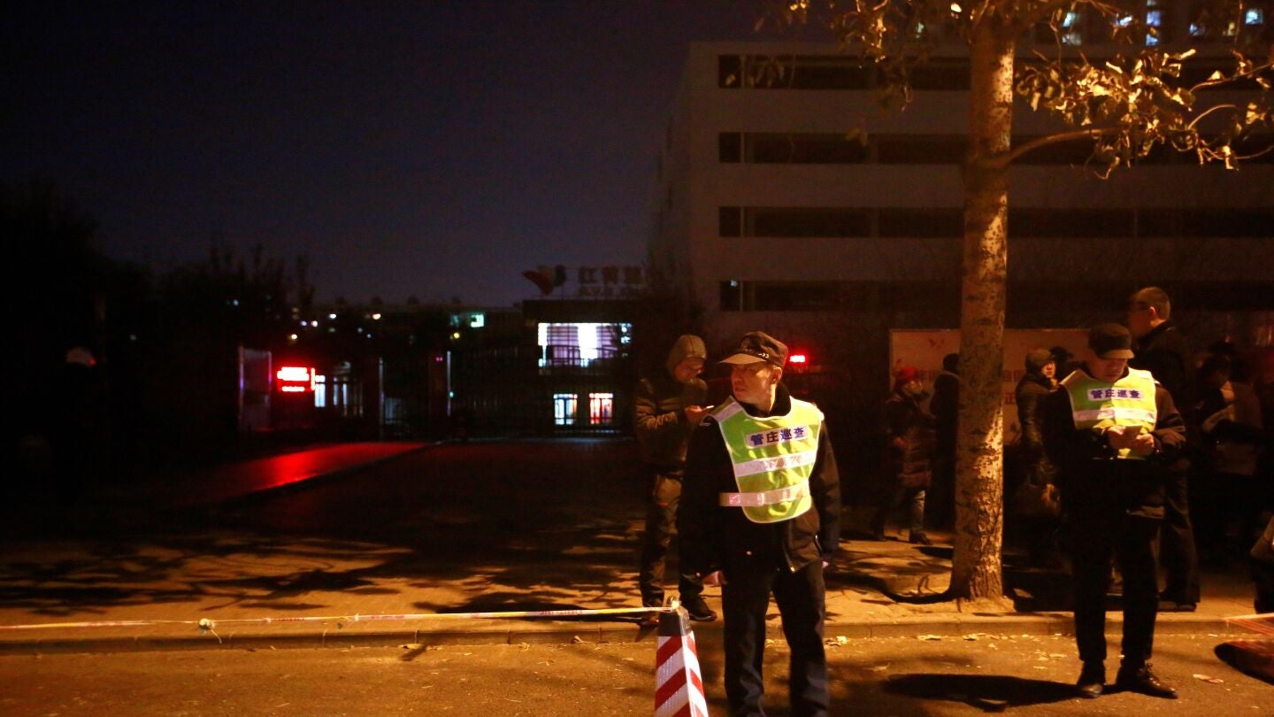 Agentes de polic&iacute;a hacen guardia frente a una guarder&iacute;a de la multinacional RYB en Pek&iacute;n