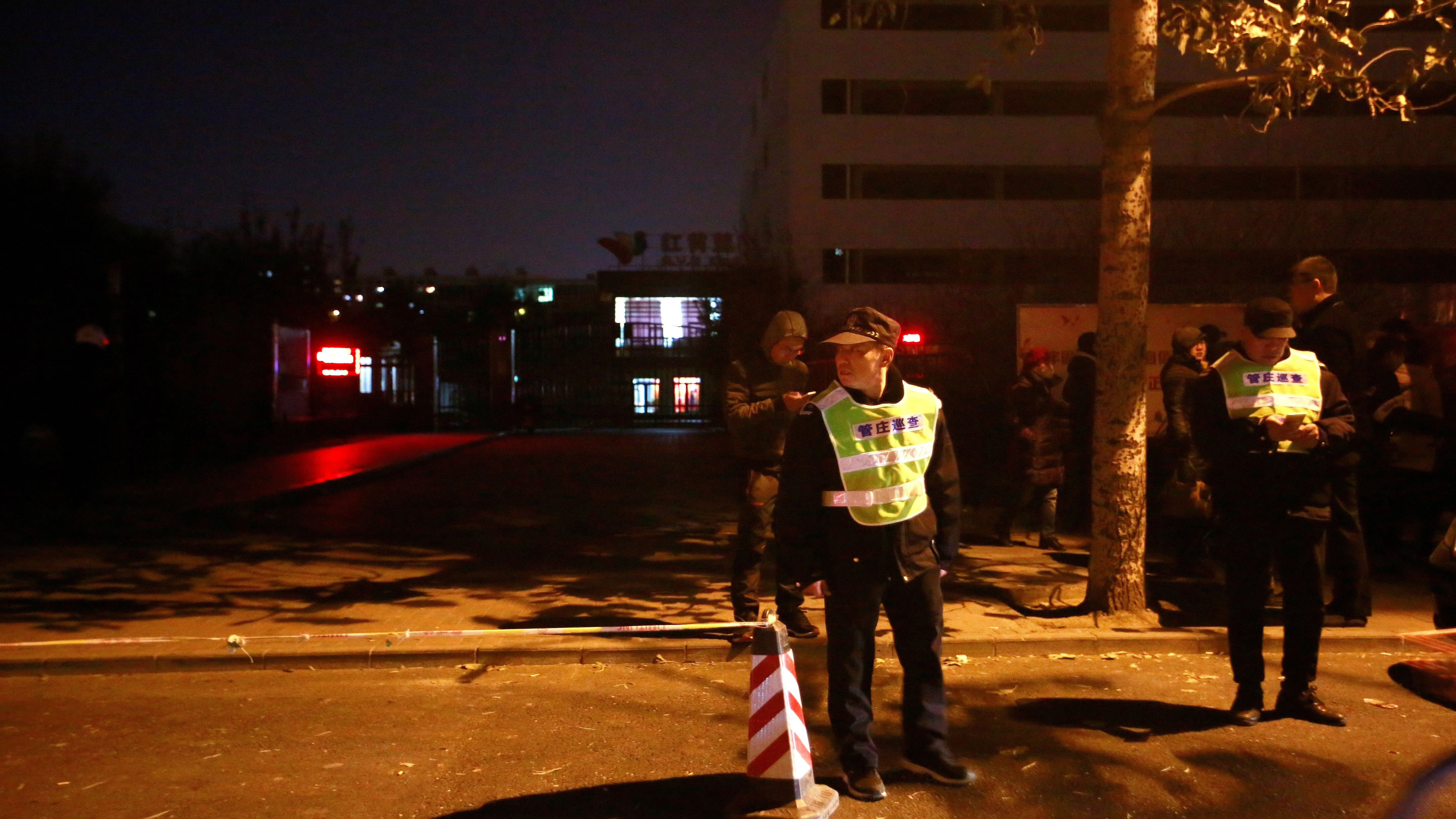 Agentes de policía hacen guardia frente a una guardería de la multinacional RYB en Pekín