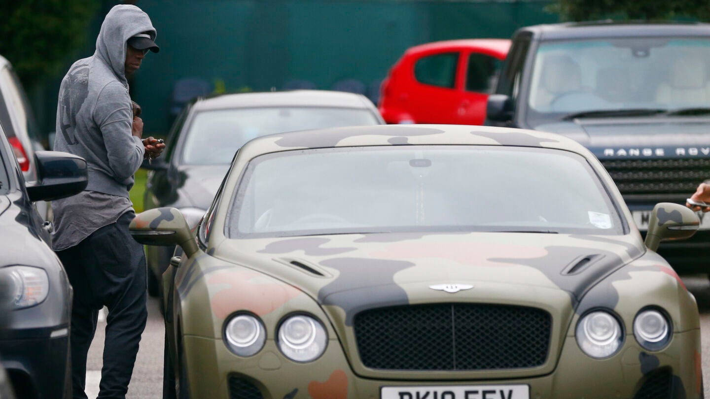 Balotelli entra en su coche de camuflaje