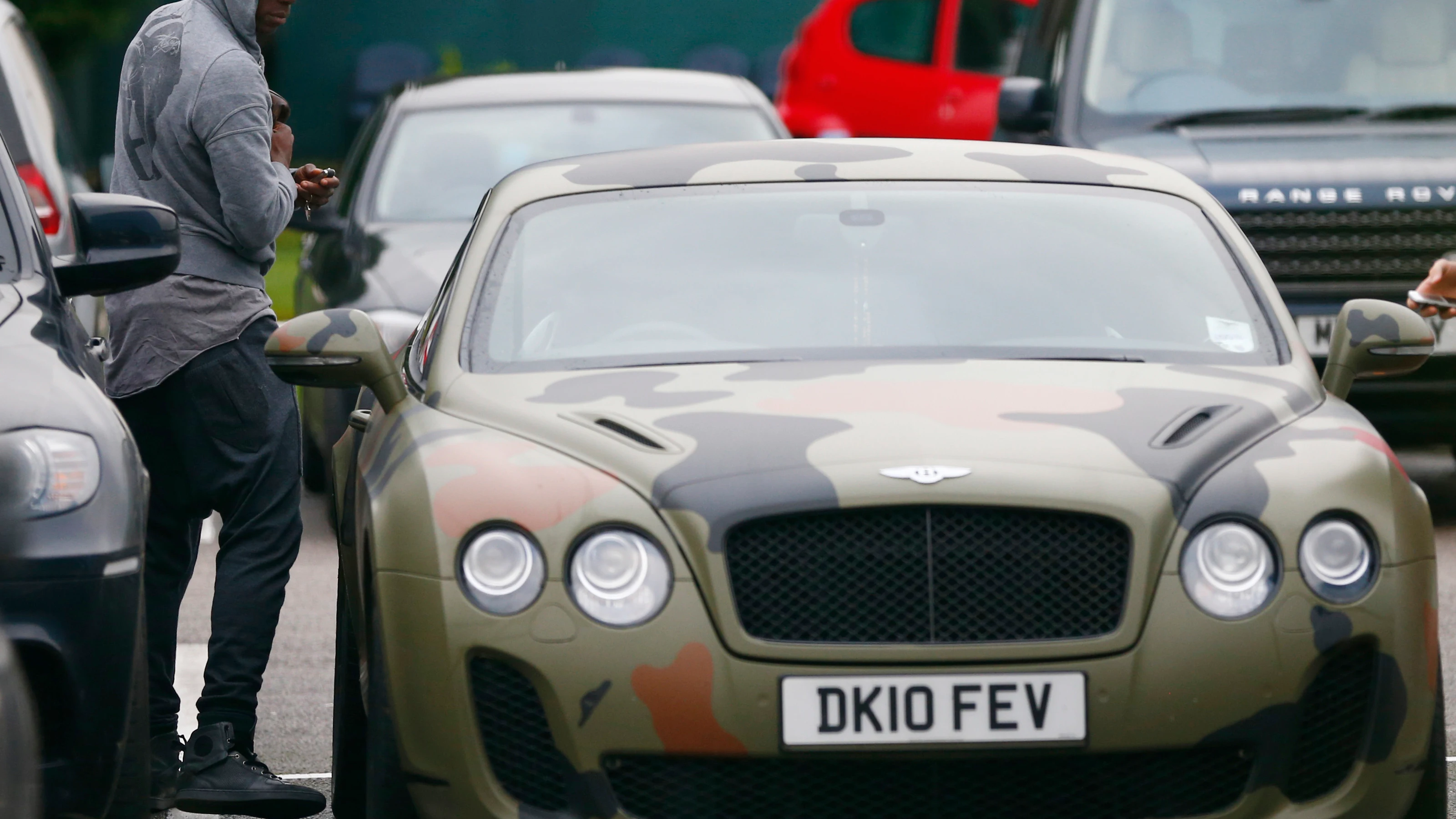 Balotelli entra en su coche de camuflaje