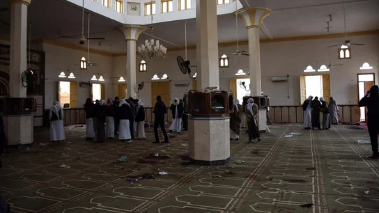 Fieles reunidos en la mezquita de Al Rauda, en el Sinaí, un día después del ataque terrorista Fieles reunidos en la mezquita de Al Rauda, en el Sinaí, un día después del ataque terrorista
