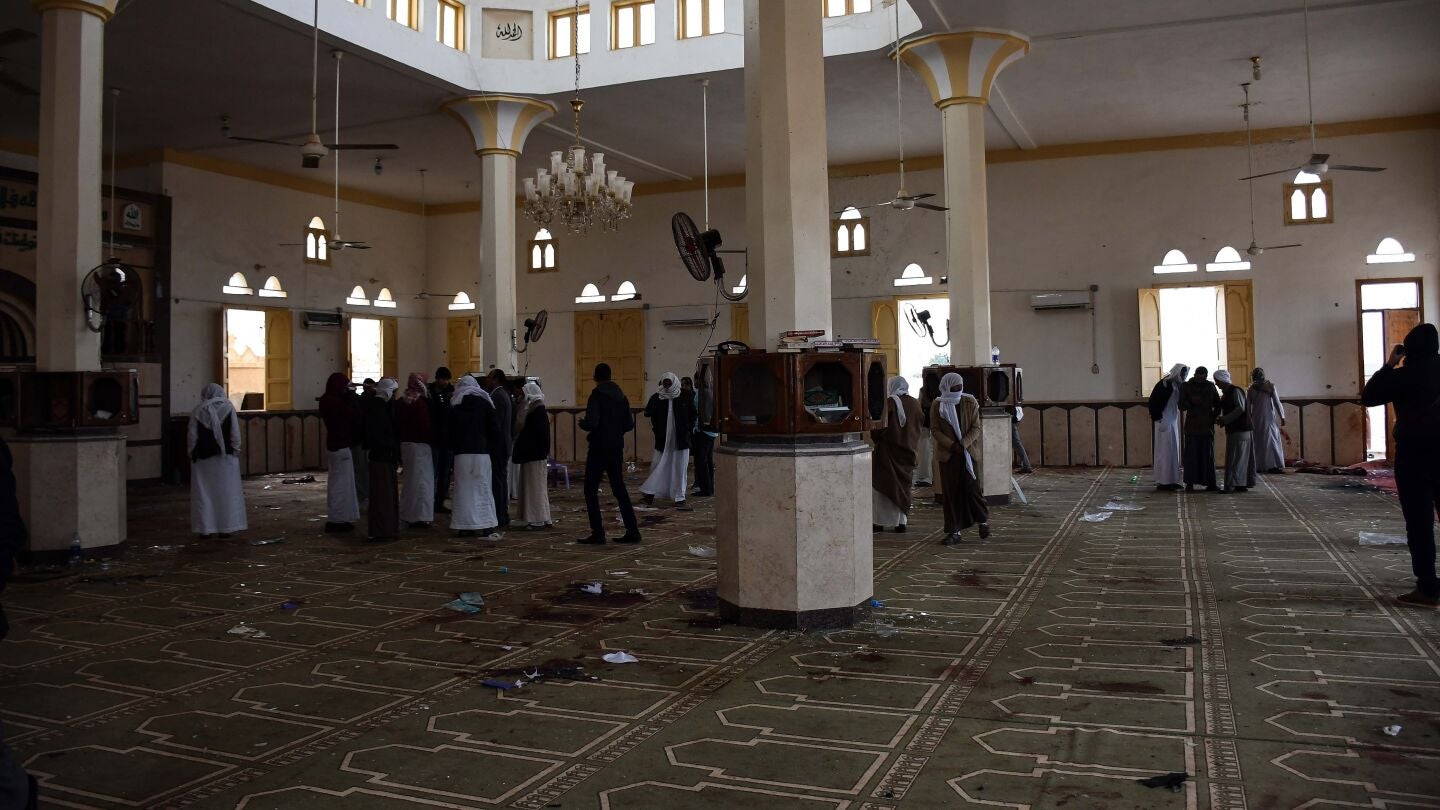 Fieles reunidos en la mezquita de Al Rauda, en el Sina&iacute;, un d&iacute;a despu&eacute;s del ataque terrorista