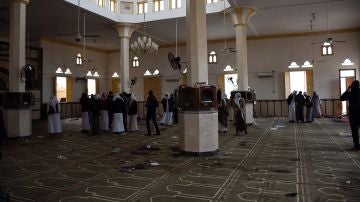 Fieles reunidos en la mezquita de Al Rauda, en el Sinaí, un día después del ataque terrorista
