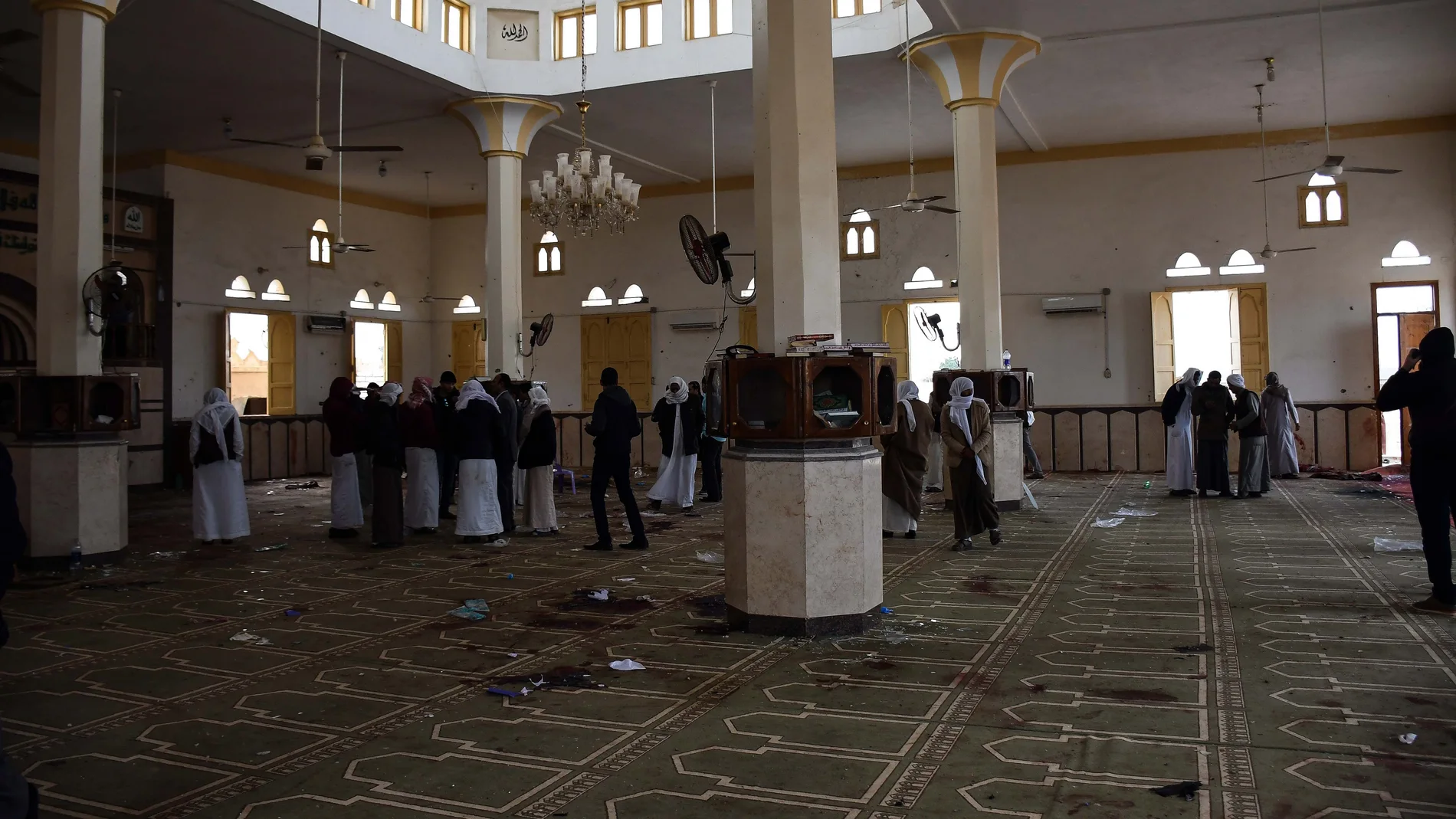 Fieles reunidos en la mezquita de Al Rauda, en el Sinaí, un día después del ataque terrorista