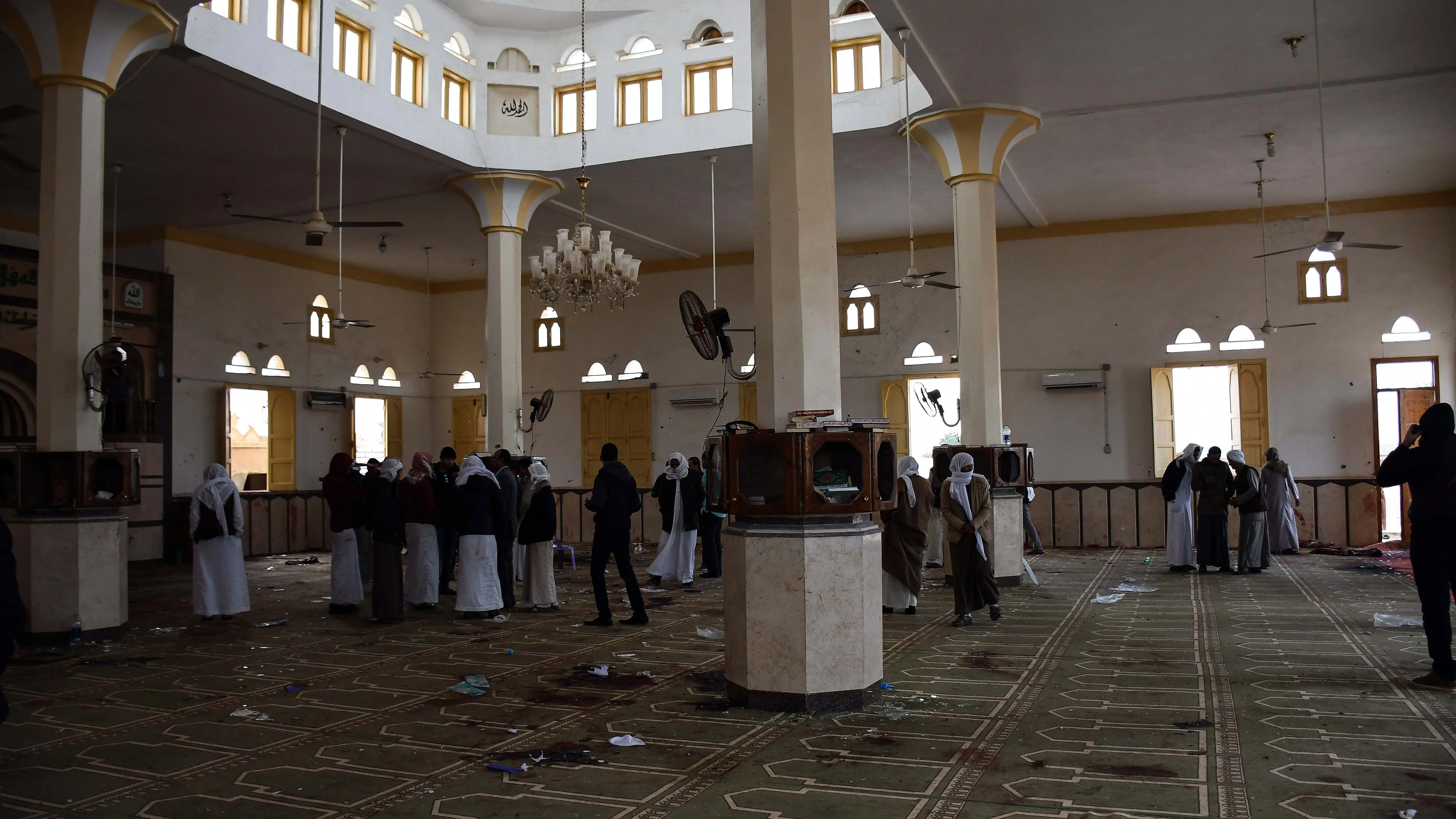 Fieles reunidos en la mezquita de Al Rauda, en el Sinaí, un día después del ataque terrorista