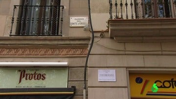 Las placas de algunas calles de Barcelona, tapadas con los nombres de exconsellers encarcelados